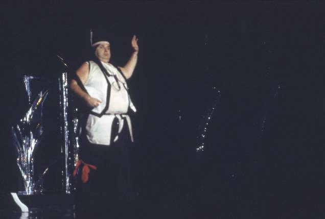 Jô Soares na peça "Viva o Gordo e Abaixo o Regime", onde atuava e dirigia o espetáculo, anos 80. Jô Soares na peça "Viva o Gordo e Abaixo o Regime", onde atuava e dirigia o espetáculo, anos 80.