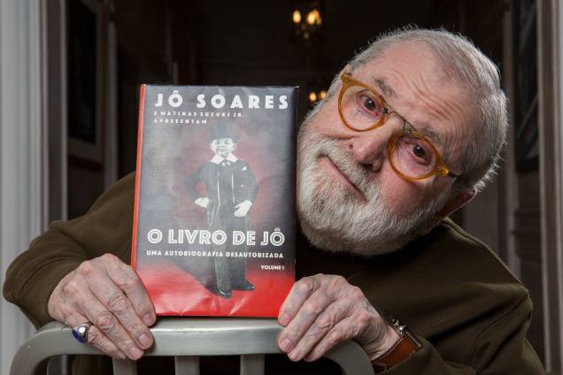 Jô Soares, apresentador, ator, escritor, com seu livro de memórias, em entrevista concedida para a revista Veja, 2018. Jô Soares, apresentador, ator, escritor, com seu livro de memórias, em entrevista concedida para a revista Veja, 2018.
