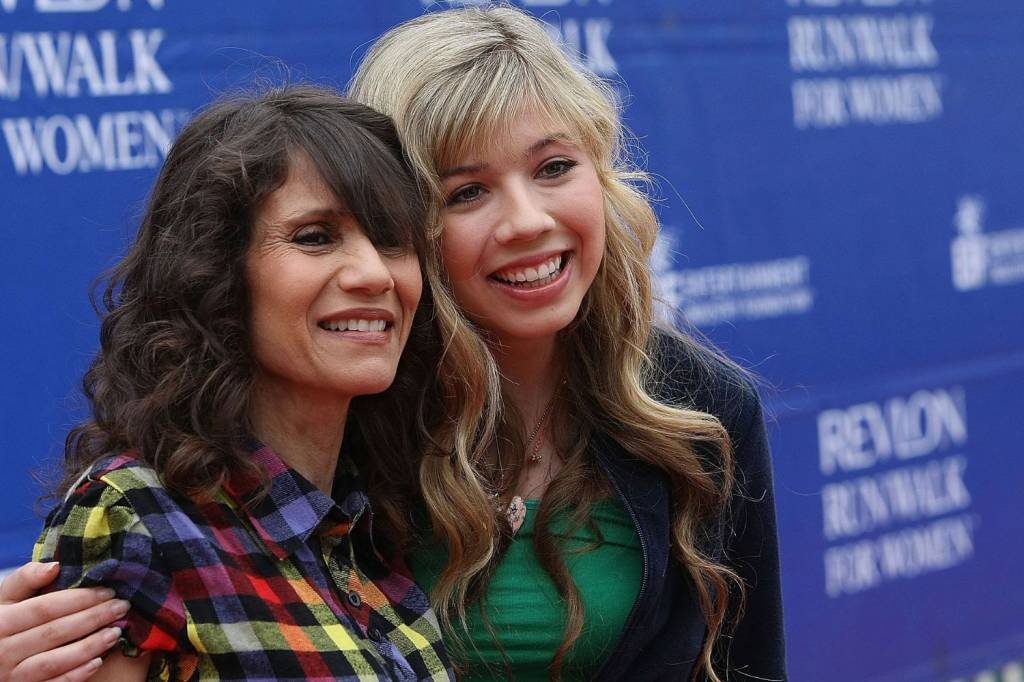 Jennette McCurdy e mãe Debra McCurdy Jennette McCurdy com a mãe, Debra, em 2009