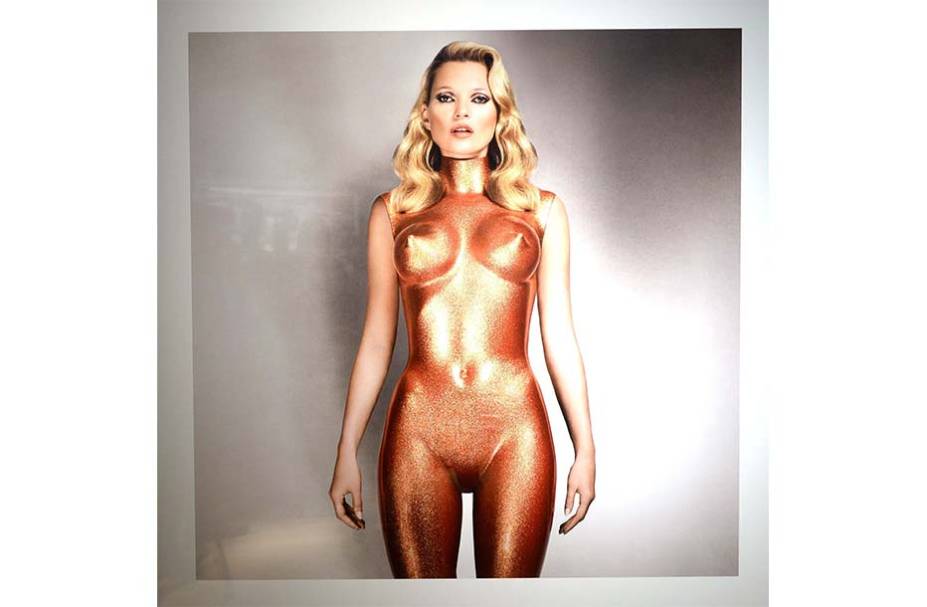 A top model britânica Kate Moss durante sessão de fotos para a Christie's, onde suas fotos serão leiloadas, Londres, Reino Unido. 2013. A top model britânica Kate Moss durante sessão de fotos para a Christie's, onde suas fotos serão leiloadas, Londres, Reino Unido. 2013.