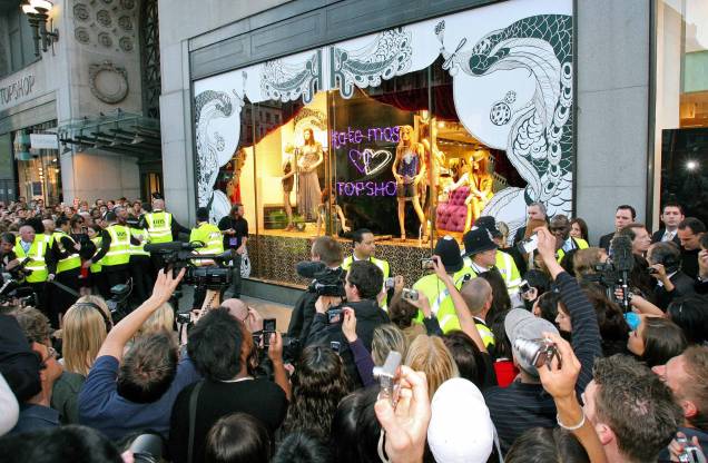 Pessoas se reúnem do lado de fora de uma loja Top Shop, na vitrini a top model britânica Kate Moss promove sua nova linha de roupas, Londres, 30/04/2007. Pessoas se reúnem do lado de fora de uma loja Top Shop, na vitrini a top model britânica Kate Moss promove sua nova linha de roupas, Londres, 30/04/2007.