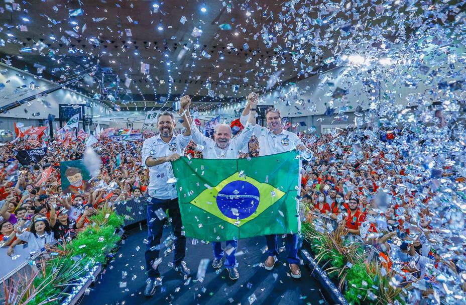 O ex-presidente Luiz Inácio Lula da Silva e candidato `a presidência da República pelo PT, e seus aliados políticos  Elmano e Camilo, participam do ato público "Vamos Juntos Pelo Brasil e Pelo Ceará", no Centro de Eventos em Fortaleza. 03/08/2022