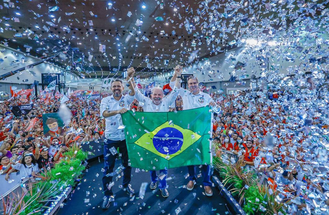 O ex-presidente Luiz Inácio Lula da Silva e candidato `a presidência da República pelo PT, e seus aliados políticos Elmano e Camilo, participam do ato público "Vamos Juntos Pelo Brasil e Pelo Ceará", no Centro de Eventos em Fortaleza. 03/08/2022 O ex-presidente Luiz Inácio Lula da Silva e candidato `a presidência da República pelo PT, e seus aliados políticos Elmano e Camilo, participam do ato público "Vamos Juntos Pelo Brasil e Pelo Ceará", no Centro de Eventos em Fortaleza. 03/08/2022
