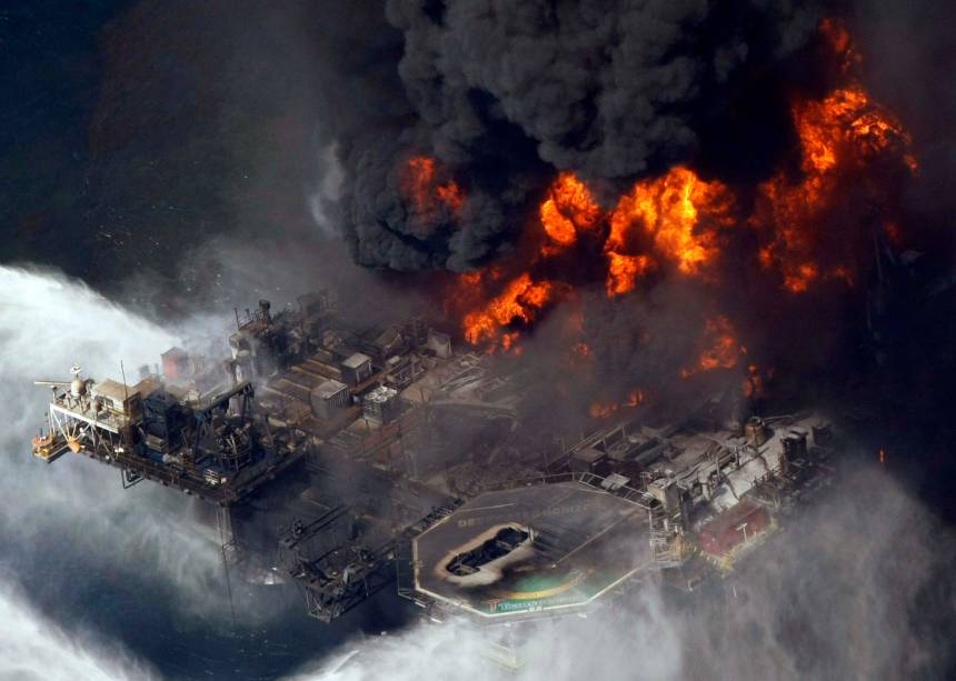 Foto aérea no Golfo do México, `a mais de 50 milhas  da Louisiana, a plataforma de petróleo Deepwater Horizon em chamas. 21/04/2010. Foto aérea no Golfo do México, `a mais de 50 milhas  da Louisiana, a plataforma de petróleo Deepwater Horizon em chamas. 21/04/2010.