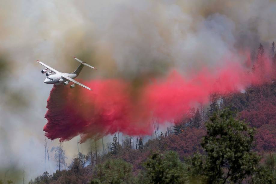 O Air Tanker 162 faz uma queda retardadora de fogo no Oak Fire perto de Mariposa, Califórnia, em 24/07/2022.