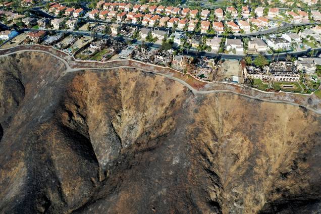 Vista aérea mostra casas nas encostas destruídas pelo incêndio florestal, em Laguna Niguel, Califórnia, 17/06/2022. Vista aérea mostra casas nas encostas destruídas pelo incêndio florestal, em Laguna Niguel, Califórnia, 17/06/2022.