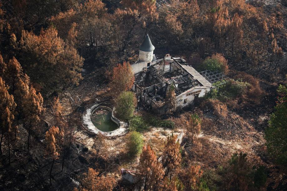 Residência e `arvores queimadas na região de Landiras, sudoeste da França, em 29/07/2022