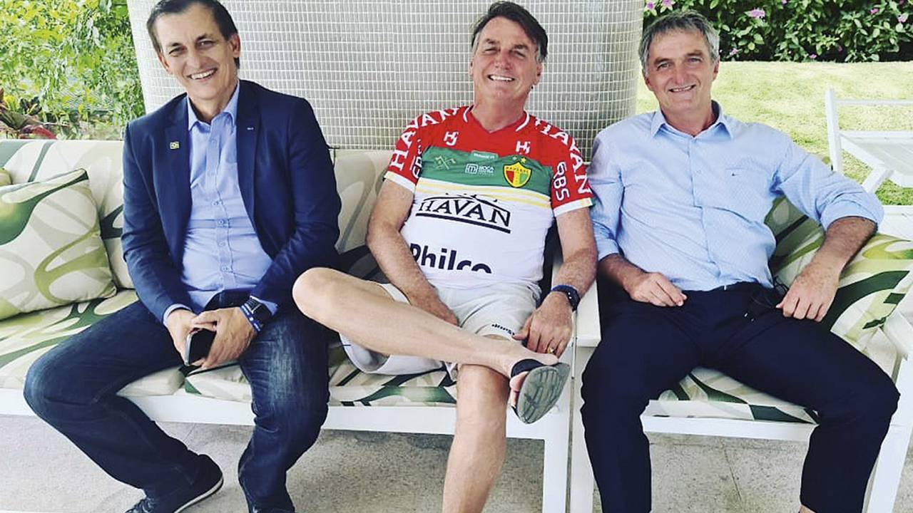 ALIADOS - O assessor Mosart Aragão, Bolsonaro e o irmão: campanha para eleger o amigo do presidente como deputado -