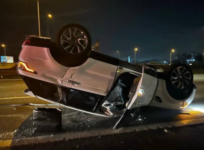 foto acidente paula fernandes Carro de Paula Fernandes: acidente aconteceu quando ela dirigia na Rodovia Castello Branco