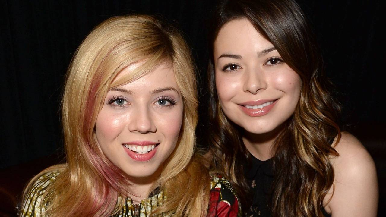 As estrelas de 'iCarly' Jennette McCurdy e Miranda Cosgrove, em 2013