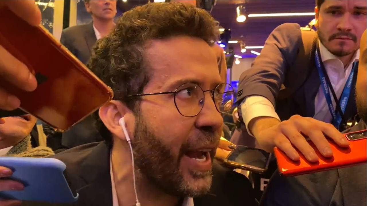 Janones responde a provocações no bastidor do debate na Band -