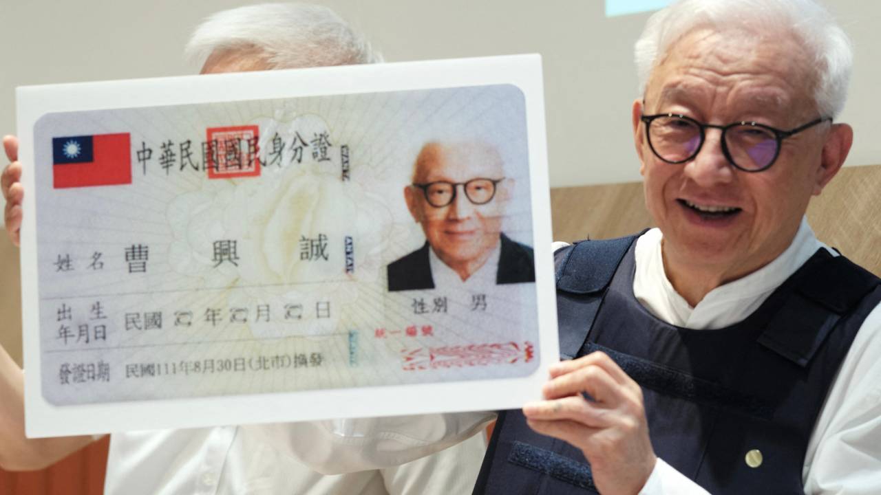 Robert Tsao, fundador da fabricante de microchips taiwanesa United Microelectronics Corporation (UMC), exibe uma cópia ampliada de sua carteira de identidade enquanto usa colete à prova de bala durante uma coletiva de imprensa no Parlamento em Taipei em 1º de setembro de 2022. - Um magnata taiwanês colorido revelou planos em setembro 1 para treinar mais de três milhões de "guerreiros civis" para ajudar a defender a ilha democrática no caso de uma invasão chinesa, doando 33 milhões de dólares de seu próprio dinheiro.