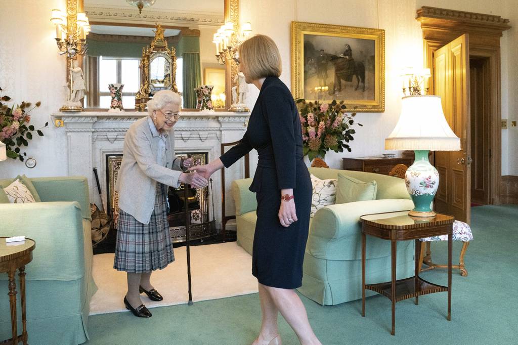 000_32HR47T.jpg SEMPRE A POSTOS - Última foto: a rainha recebeu a primeira-ministra Liz Truss apenas dois dias antes de morrer -