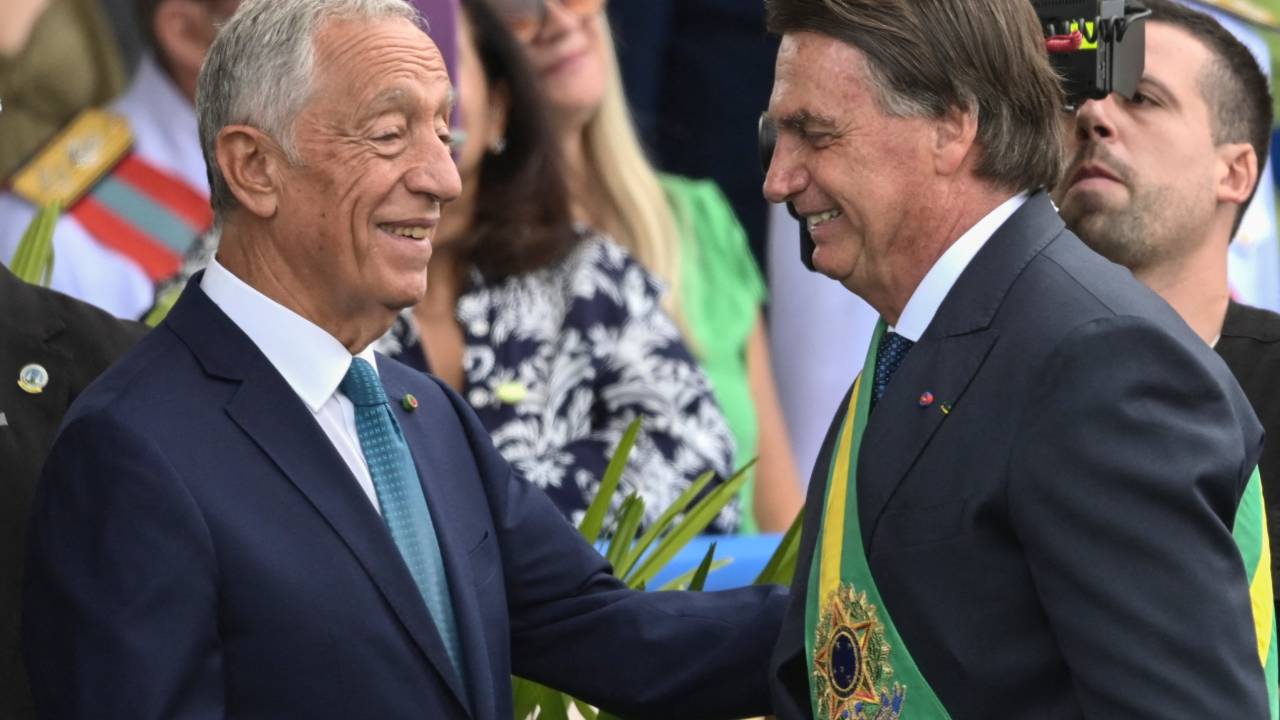 Brazilian President Jair Bolsonaro (R) and Portugal's President Marcelo de Souza talk during a military parade to mark Brazil's 200th anniversary of independence in Brasilia, on September 7, 2022. (Photo by EVARISTO SA / AFP)