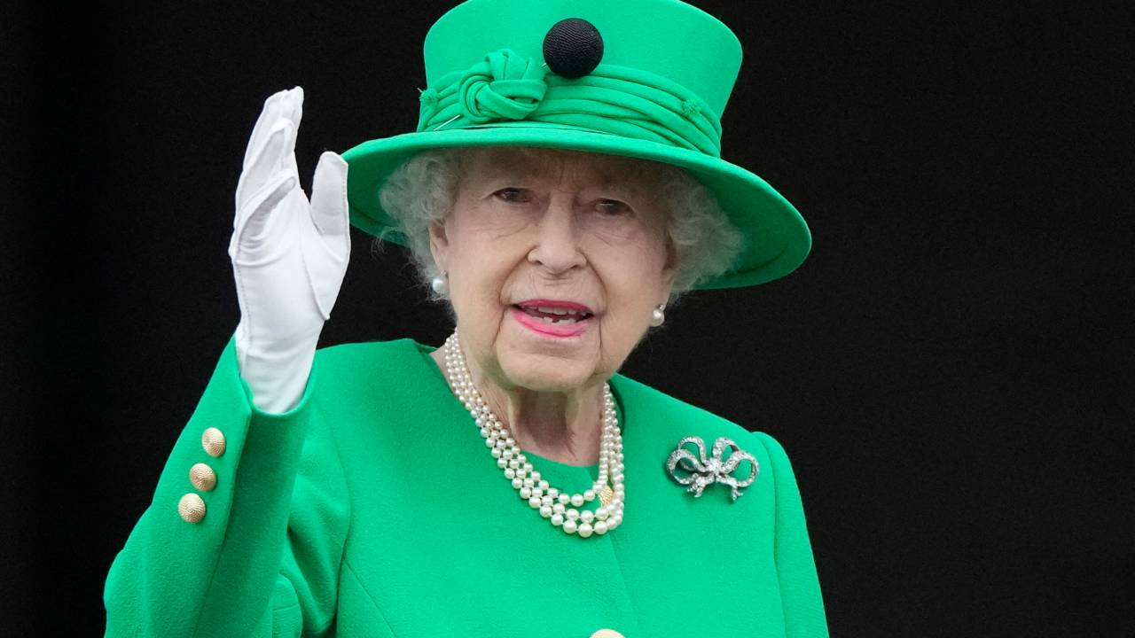Rainha Elizabeth II do Reino Unido (21 de abril de 1926 - X de X de X) (FILES) In this file photo taken on June 5, 2022 Britain's Queen Elizabeth II waves to the crowd from Buckingham Palace balcony at the end of the Platinum Pageant in London as part of Queen Elizabeth II's platinum jubilee celebrations. - The doctors of Queen Elizabeth II, 96, are "concerned" about her health and "have recommended that she be placed under medical supervision" at her castle in Balmoral, Scotland, Buckingham Palace said on September 8, 2022. "Following a further assessment this morning, the Queen's doctors are concerned for Her Majesty's health and have recommended that she remains under medical supervision. The Queen continues to be comfortable and at Balmoral," the palace said in a brief statement. (Photo by Frank Augstein / POOL / AFP)