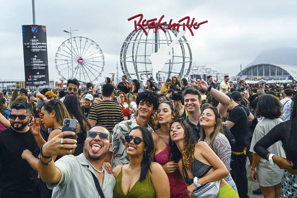 000_32J63V4.jpg SORRISO À MOSTRA - Selfies no Rock in Rio 2022 com todos sem proteção no rosto: prenúncio do fim da crise sanitária -