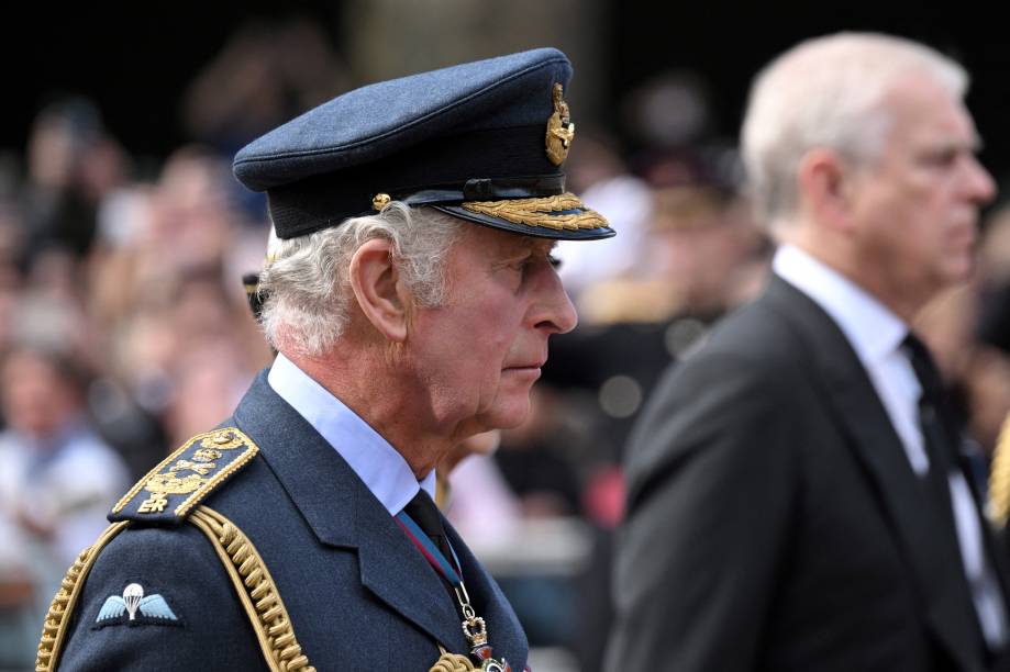 O Rei Charles III e o Príncipe Andrew, Duque de York caminham atrás do caixão da Rainha Elizabeth II durante uma procissão do Palácio de Buckingham ao Palácio de Westminster, em Londres, em 14 de setembro de 2022.