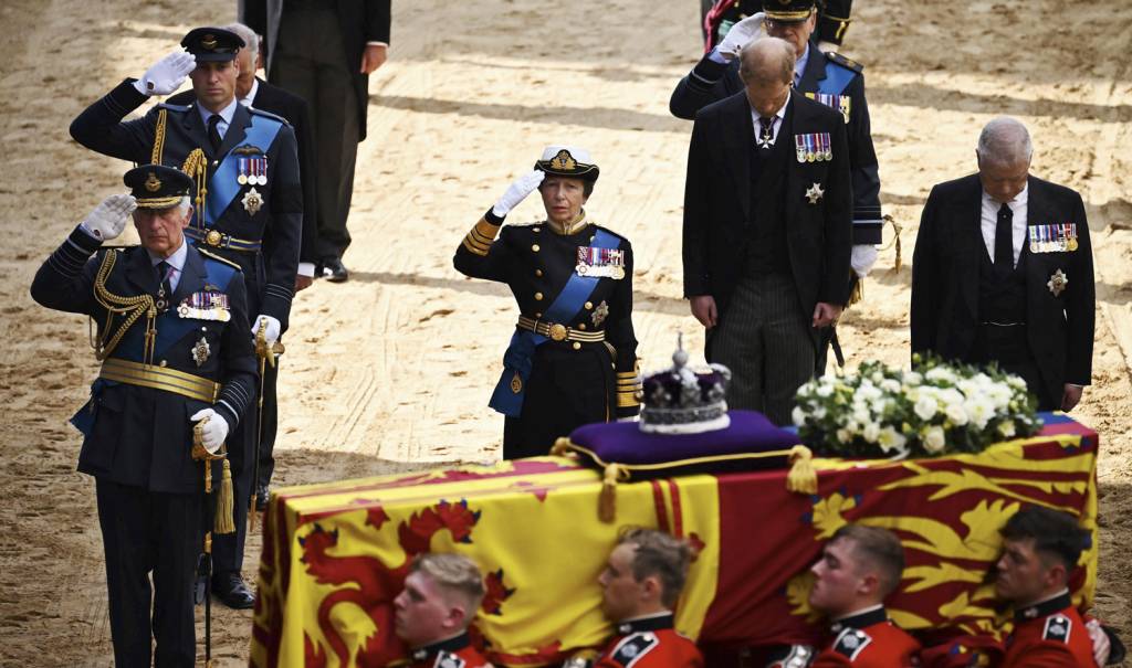 000_32JD6L9.jpg POMPA E CIRCUNSTÂNCIA - Charles III (à frente), irmãos e filhos no velório da rainha: os rituais foram seguidos à risca -
