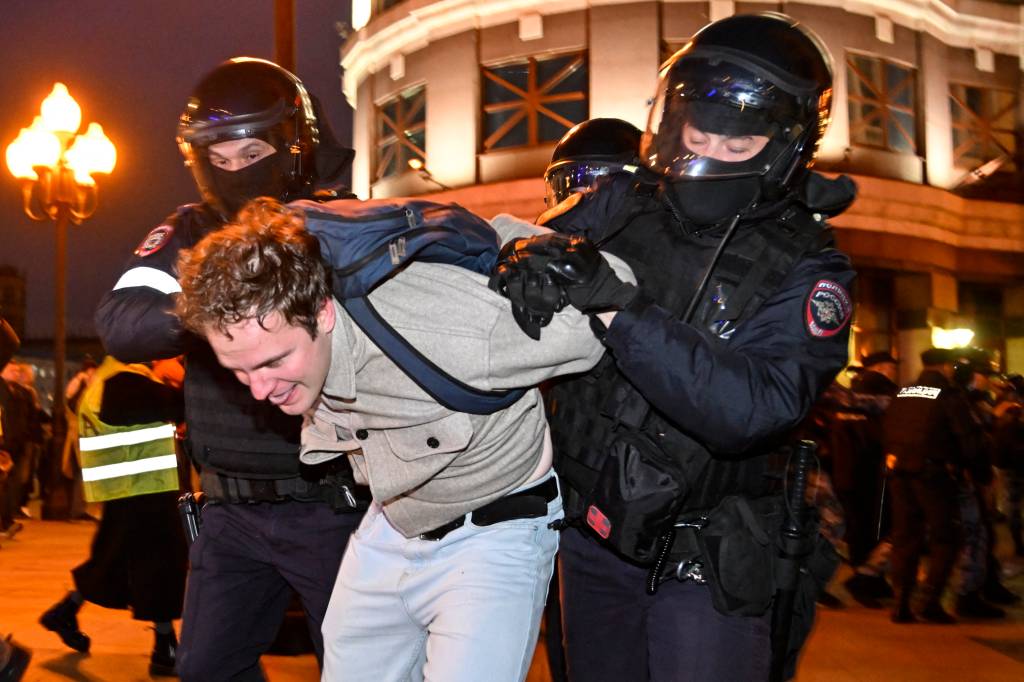 RUSSIA-UKRAINE-CONFLICT Police officers detain a man in Moscow on September 21, 2022, following calls to protest against partial mobilisation announced by President Vladimir Putin. - President Vladimir Putin called up Russian military reservists on September 21, saying his promise to use all military means in Ukraine was