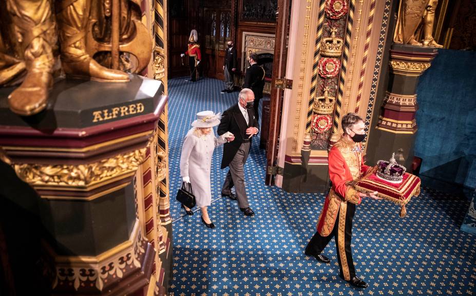 Rainha Elizabeth e seu filho, príncipe Charles, perto da coroa imperial -