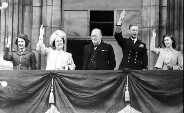 Elizabeth ceebrando o "Dia da Vitória na Europa" com sua mãe e seu pai, juntamente com o primeiro ministro Winston Churchill - Elizabeth ceebrando o "Dia da Vitória na Europa" com sua mãe e seu pai, juntamente com o primeiro ministro Winston Churchill -