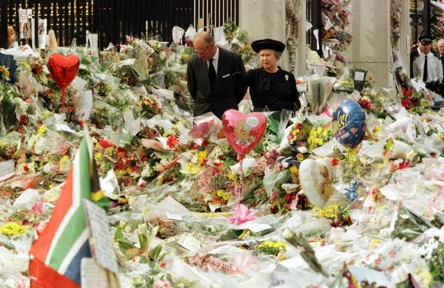 Com o príncipe Philip, vendo flores deixadas em memória de Diana do lado de fora do Palácio de Buckingham, em 1997 - Com o príncipe Philip, vendo flores deixadas em memória de Diana do lado de fora do Palácio de Buckingham, em 1997 -