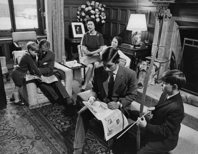 A partir da esquerda, o príncipe Edward, o príncipe Philip, a rainha Elizabeth, a princesa Anne, o príncipe Charles e o príncipe Andrew em uma sala de estar na Sandringham House, em 1969 - A partir da esquerda, o príncipe Edward, o príncipe Philip, a rainha Elizabeth, a princesa Anne, o príncipe Charles e o príncipe Andrew em uma sala de estar na Sandringham House, em 1969 -