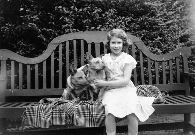 Elizabeth ainda criança posando com dois cachorros, em 1936 - Elizabeth ainda criança posando com dois cachorros, em 1936 -