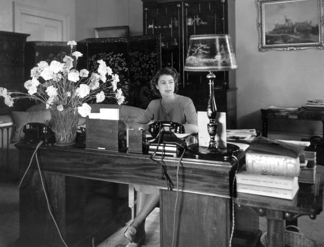 Elizabeth em sua mesa no Palácio de Buckingham, em 1946 - Elizabeth em sua mesa no Palácio de Buckingham, em 1946 -
