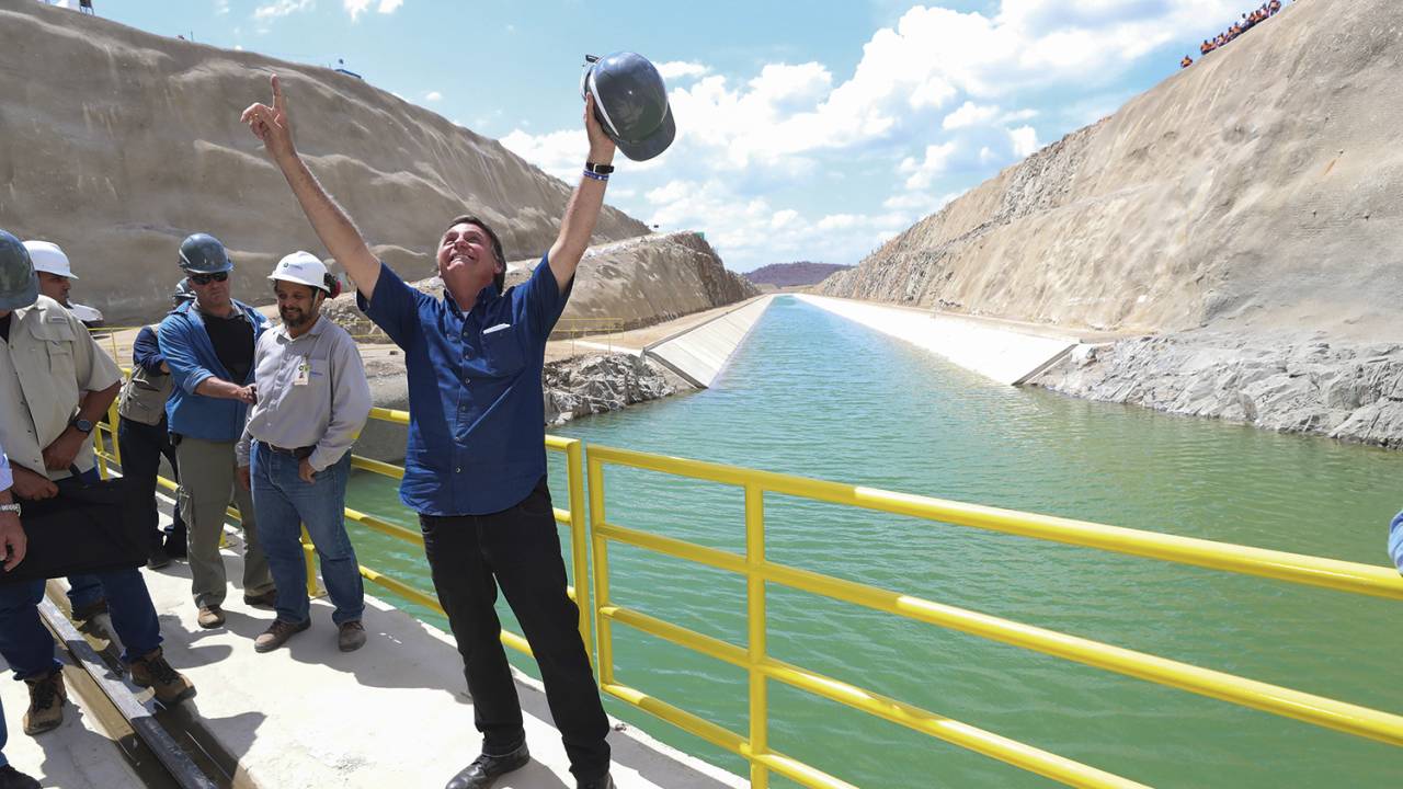 NOVO CURSO - Bolsonaro na inauguração de canal da transposição do Rio São Francisco: sem espaço para grandes obras -