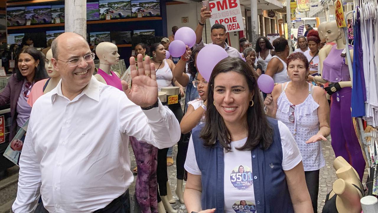 SORRISOS E ACENOS - Witzel, candidato ao governo, e Helena, a deputada federal: gastando sola -