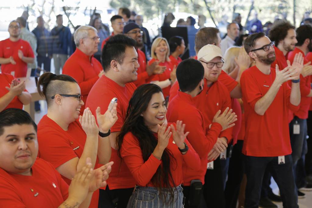 AP17321777934546.jpg DEVOÇÃO - Funcionários da Apple na sede da empresa: questionamentos sobre as jornadas exaustivas -