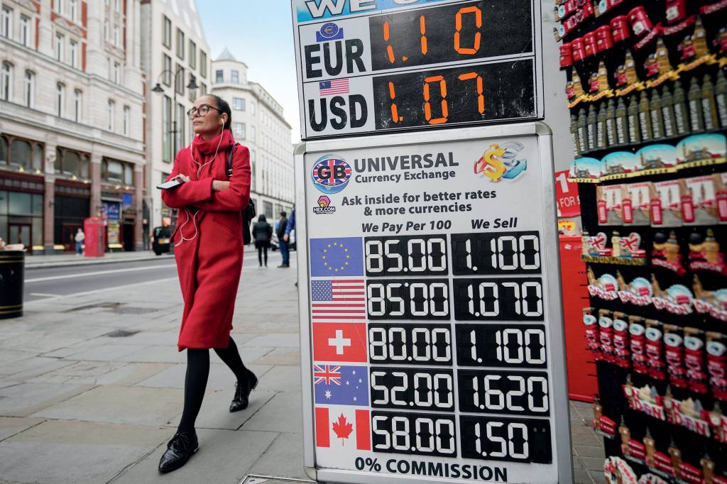 APTOPIX Britain Economy NOVO BALANÇO - Casa de câmbio em Londres: no mundo atual, o dólar, o euro e a libra esterlina valem quase o mesmo -