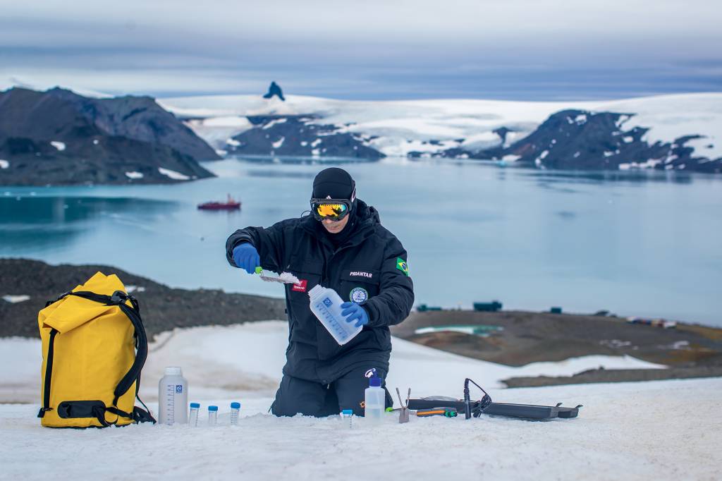 ESTACAO BRASIL-ANTARTICA-2020-75 (53).JPG NA NEVE - Trabalho de campo do cientista brasileiro Henrique Rosa: o lugar pode ser colonizado no futuro -