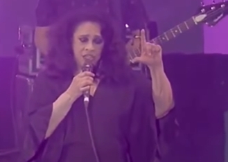 Gal Costa faz o sinal da letra "L" em show em São Paulo