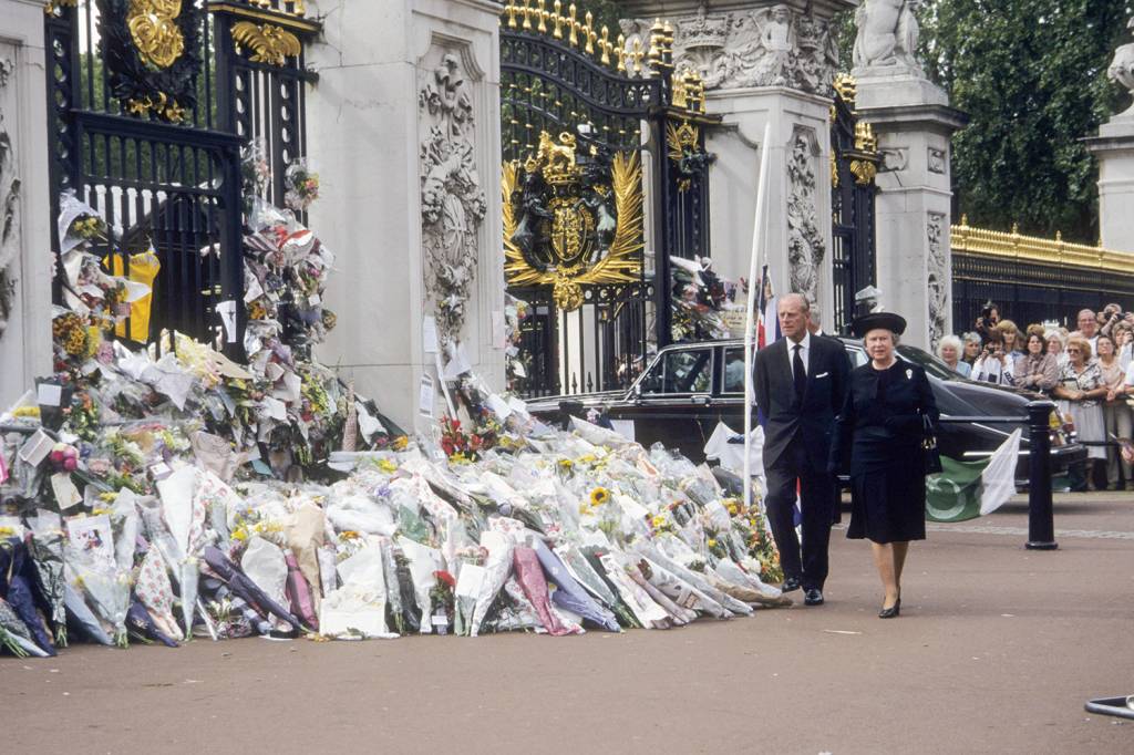 GettyImages-1041873286.jpg ERRO DE CÁLCULO - Flores para Diana em frente a Buckingham, em 1997: a popularidade da rainha despencou na época -