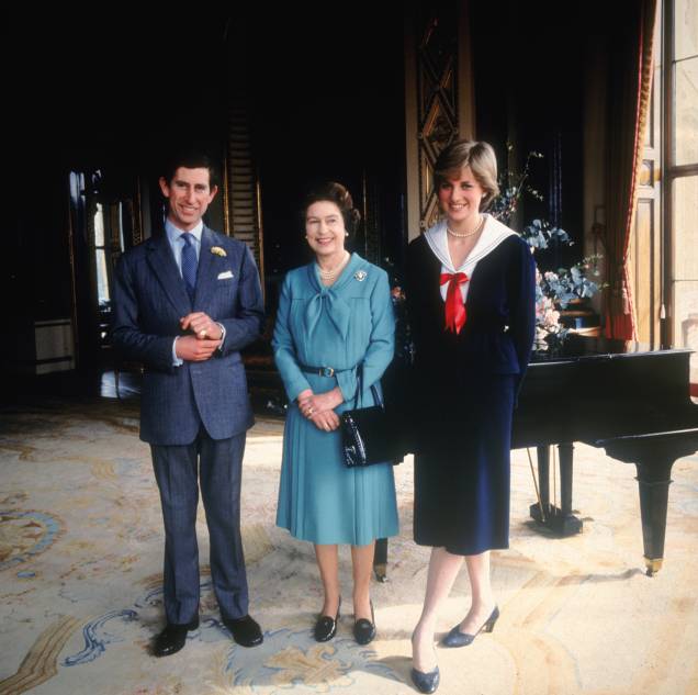 Príncipe Charles e sua noiva Lady Diana Spencer com a Rainha Elizabeth II no Palácio de Buckingham, em 1981 - Príncipe Charles e sua noiva Lady Diana Spencer com a Rainha Elizabeth II no Palácio de Buckingham, em 1981 -
