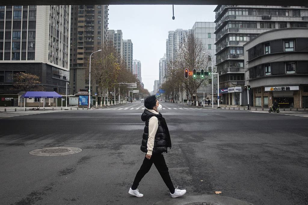 GettyImages-1196692560.jpg VIDA EM SUSPENSO - Lockdown em Wuhan, na China: onde tudo começou -