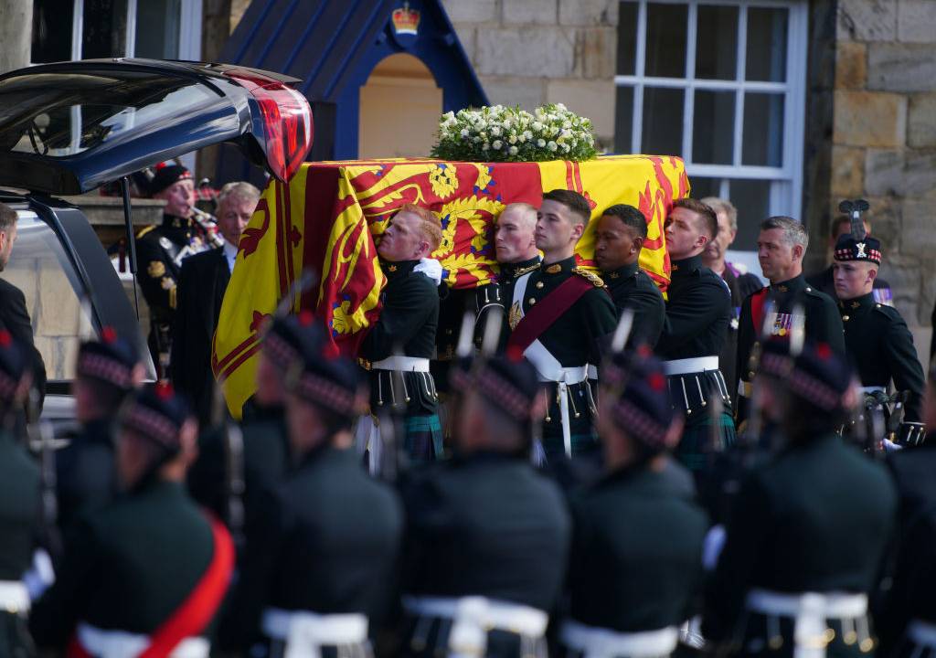 Guardas reais carregam o caixão da rainha Elizabeth II no início da procissão do Palácio de Holyroodhouse para a Catedral de St Giles - 12/09/2022