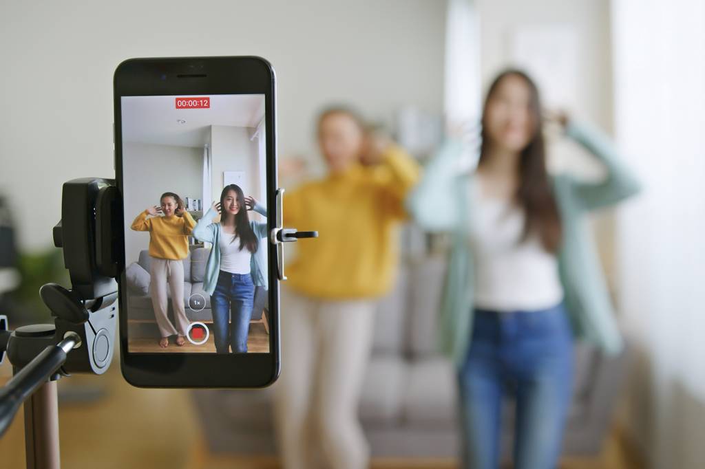 GettyImages-1390868120.jpg NO RITMO - Coreografia de sucesso: além de dancinhas, o TikTok é famoso pelo conteúdo considerado mais autêntico -