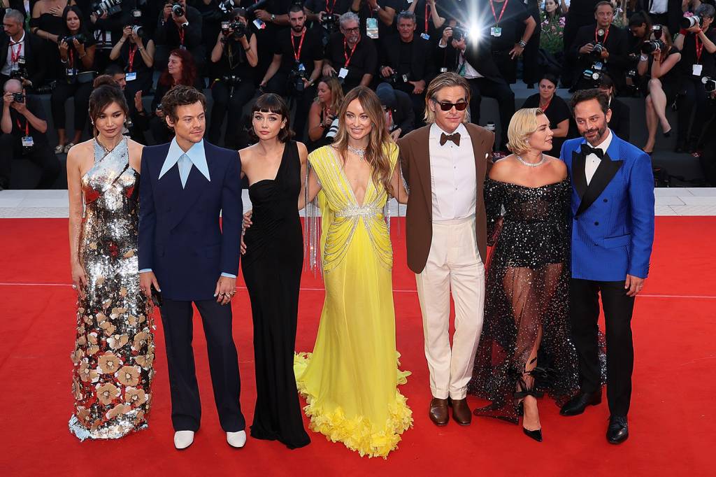 “Don’t Worry Darling” Red Carpet – 79th Venice International Film Festival Da esquerda para direita, Gemma Chan, Harry Styles, Sydney Chandler, Olivia Wilde, Chris Pine, Florence Pugh e Nick Kroll no Festival de Veneza 2022 -