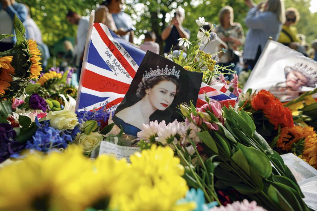 GettyImages-1422841151.jpg DESPEDIDA - Multidão aglomerada para se despedir de Elizabeth: graças a ela, 62% aprovam a monarquia -