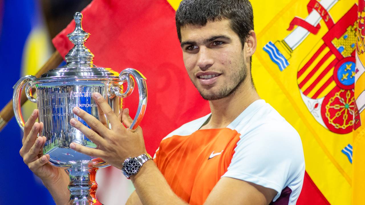 Orgulho espanhol: Carlos Alcaraz posa com o troféu do US Open
