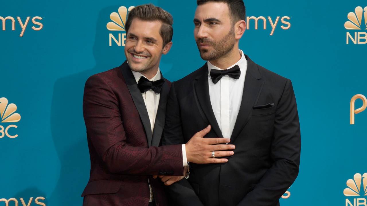 Os atores Phil Dunster e Brett Goldstein, do elenco de 'Ted Lasso', no Emmy 2022 -