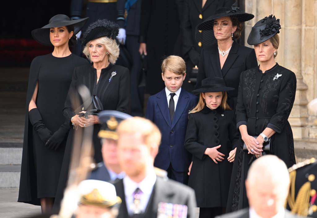 Meghan, Kate, Charlotte e Camilla homenageiam rainha Elizabeth com joias