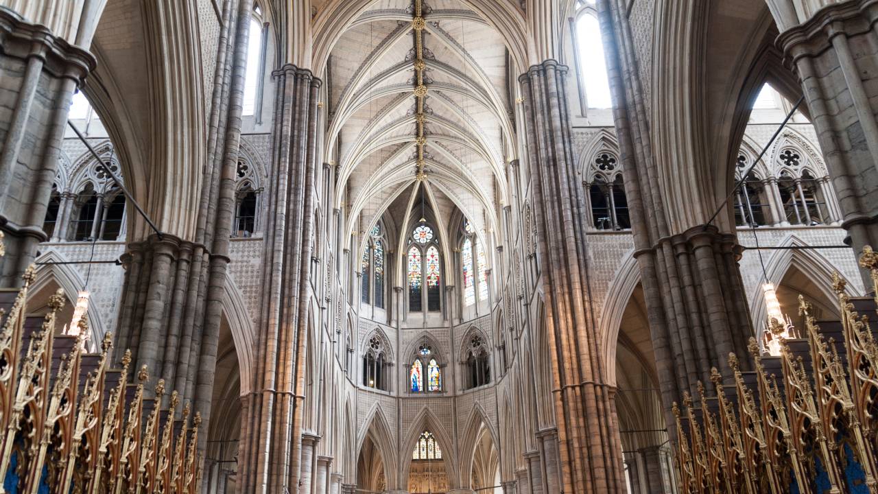 A construção gótica da Abadia de Westminister, que vemos hoje, foi iniciada no reinado de Henrique III em 1245. No entanto, duas igrejas já foram construídas anteriormente no mesmo local.