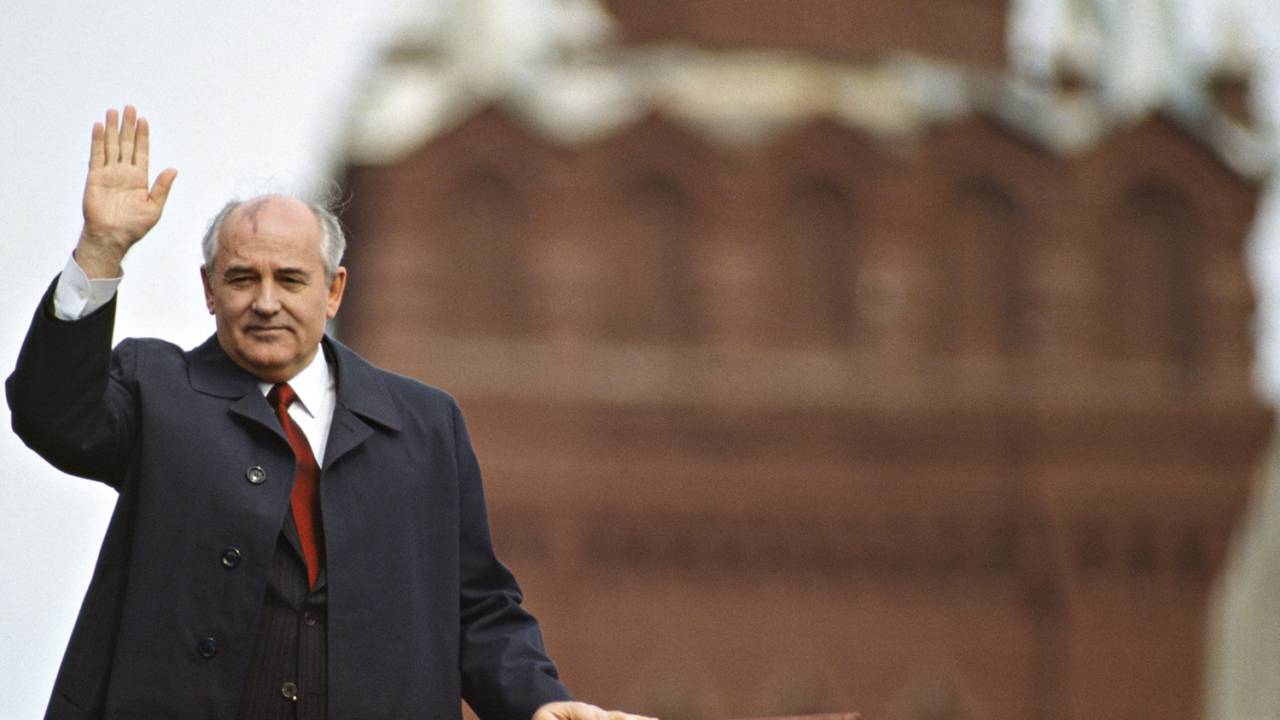 REVOLUÇÃO - No Kremlin: o comunista que moeu o comunismo -