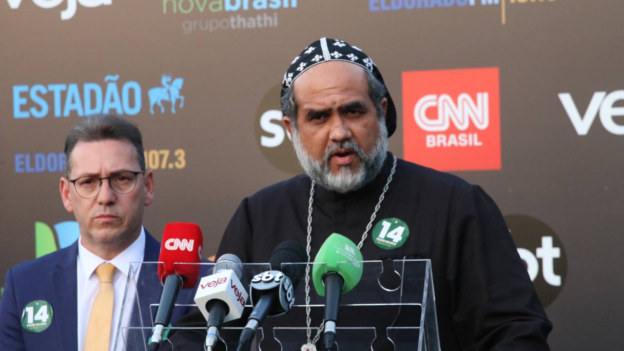 Padre Kelmon em sua chegada ao debate -