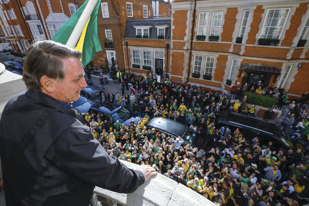 JAIR-BOLSONARO-FUNERAL-RAINHA-HOTEL-2022-01.jpg CENSURADO - Discurso na embaixada inglesa: comício no funeral de Elizabeth II -