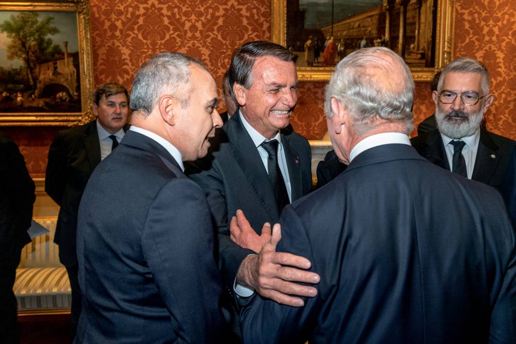 JAIR BOLSONARO-TAPA-BRACO-CHARLES III-2022-01.jpg RINDO À TOA - Com o rei Charles III, no Palácio de Buckingham: tapinha inconveniente no braço do monarca britânico -
